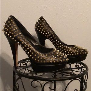 VINCE CAMUTO gold spiked heels